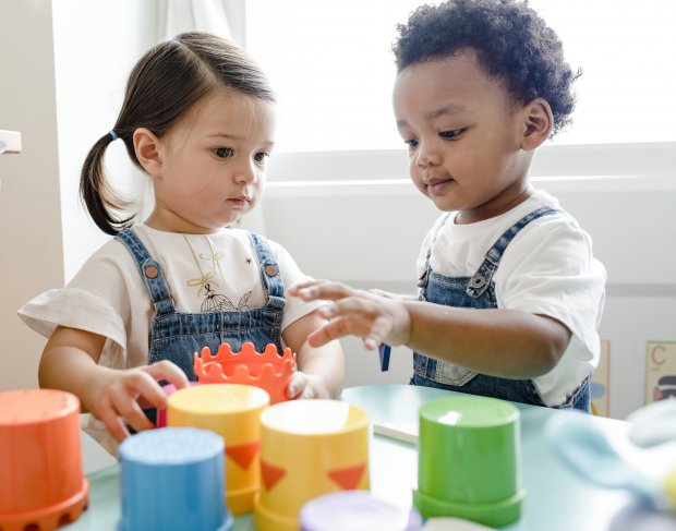 petits-enfants-jouant-jouets-au-centre-apprentissage.jpg